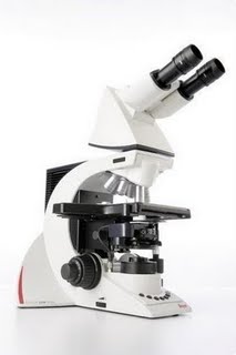 Microscopio LeicaDM3000 específicamente diseñado para citología y hematología. Equipo totalmente digital. Nótese los botones programables para los objetivos.